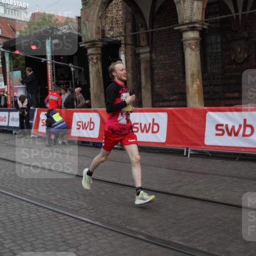 05.10.2025 - 20. swb-Marathon Bremen Yannick Fuchs http://msf.ph/oto/9316434 05.10.2025 10:39:24 Ziel 7111, 9239, 9863, 10908, 11067, 11343 meine-sportfotos.de