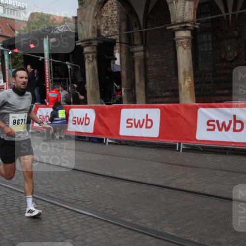 05.10.2025 - 20. swb-Marathon Bremen Yannick Fuchs http://msf.ph/oto/9316439 05.10.2025 10:39:40 Ziel 9289, 9671, 10525, 11418, 11474 meine-sportfotos.de