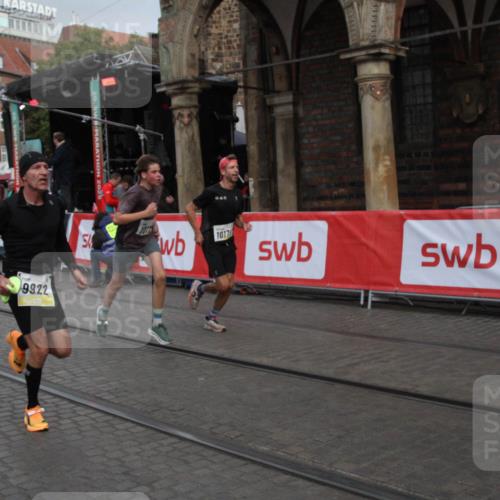 05.10.2025 - 20. swb-Marathon Bremen Yannick Fuchs http://msf.ph/oto/9316448 05.10.2025 10:39:56 Ziel 9213, 9922, 10052, 10171, 10175, 10176, 11335 meine-sportfotos.de