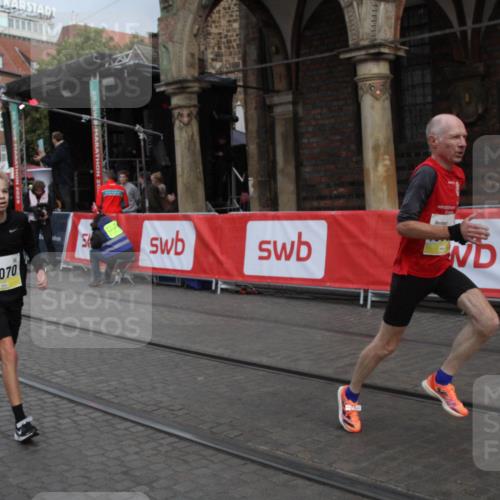05.10.2025 - 20. swb-Marathon Bremen Yannick Fuchs http://msf.ph/oto/9316456 05.10.2025 10:40:31 Ziel 10070, 10565, 10686 meine-sportfotos.de