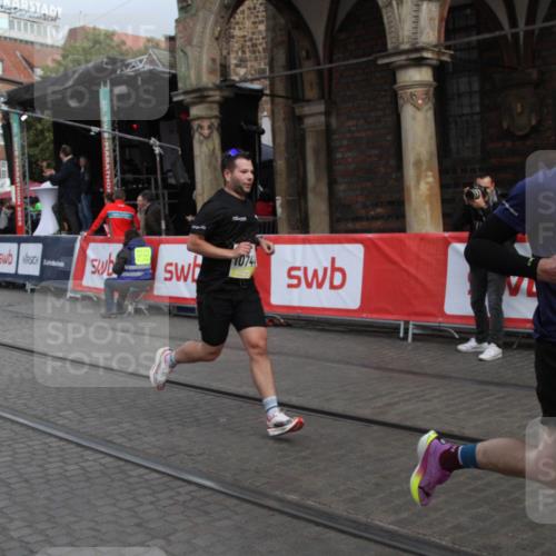 05.10.2025 - 20. swb-Marathon Bremen Yannick Fuchs http://msf.ph/oto/9316468 05.10.2025 10:41:33 Ziel 10744, 10910 meine-sportfotos.de