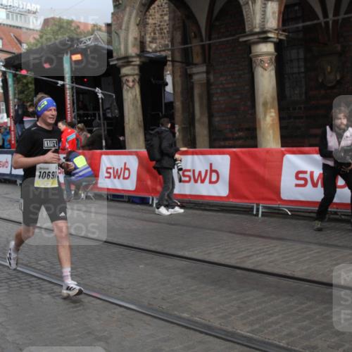 05.10.2025 - 20. swb-Marathon Bremen Yannick Fuchs http://msf.ph/oto/9316476 05.10.2025 10:42:03 Ziel 10104, 10155, 10691 meine-sportfotos.de