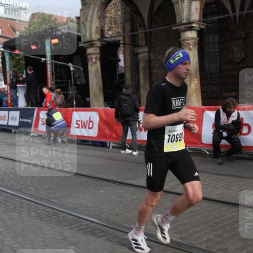05.10.2025 - 20. swb-Marathon Bremen Yannick Fuchs http://msf.ph/oto/9316477 05.10.2025 10:42:04 Ziel 9849, 10155, 10691 meine-sportfotos.de