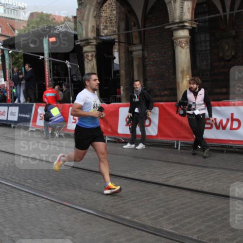 05.10.2025 - 20. swb-Marathon Bremen Yannick Fuchs http://msf.ph/oto/9316479 05.10.2025 10:42:09 Ziel 9504, 9849 meine-sportfotos.de