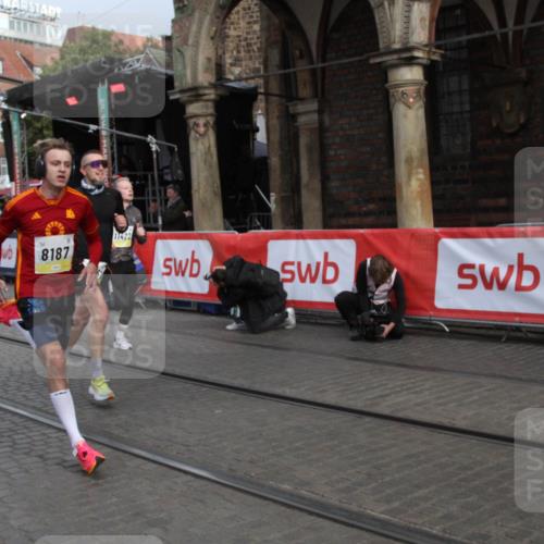 05.10.2025 - 20. swb-Marathon Bremen Yannick Fuchs http://msf.ph/oto/9316482 05.10.2025 10:42:19 Ziel 8187, 10838, 11217, 11422 meine-sportfotos.de