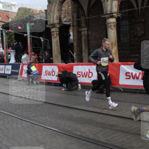 05.10.2025 - 20. swb-Marathon Bremen Yannick Fuchs http://msf.ph/oto/9316484 05.10.2025 10:42:20 Ziel 8187, 10838, 11217, 11422 meine-sportfotos.de