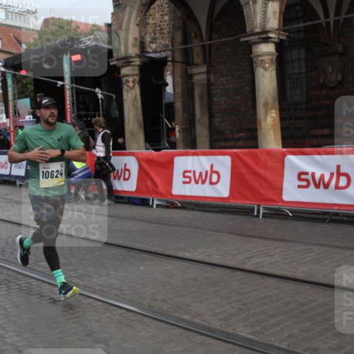 05.10.2025 - 20. swb-Marathon Bremen Yannick Fuchs http://msf.ph/oto/9316501 05.10.2025 10:43:01 Ziel 10045, 10624 meine-sportfotos.de