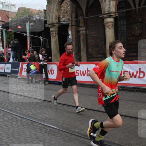 05.10.2025 - 20. swb-Marathon Bremen Yannick Fuchs http://msf.ph/oto/9316507 05.10.2025 10:43:13 Ziel 9006, 10474, 10553, 10979, 11476 meine-sportfotos.de