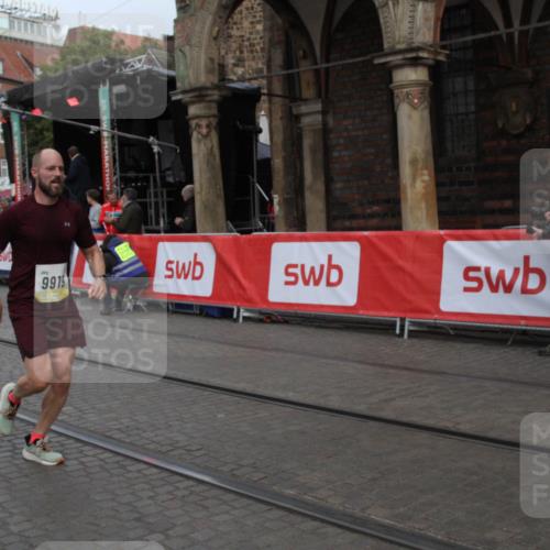 05.10.2025 - 20. swb-Marathon Bremen Yannick Fuchs http://msf.ph/oto/9316529 05.10.2025 10:44:13 Ziel 9919, 10348, 10649, 11645, 11648 meine-sportfotos.de