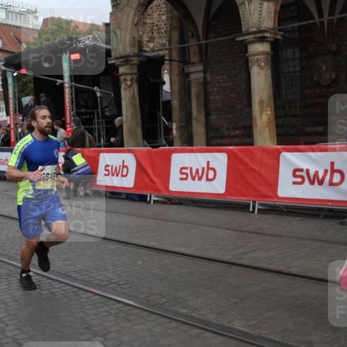 05.10.2025 - 20. swb-Marathon Bremen Yannick Fuchs http://msf.ph/oto/9316531 05.10.2025 10:44:16 Ziel 10044, 10348, 10649, 11645, 11648 meine-sportfotos.de