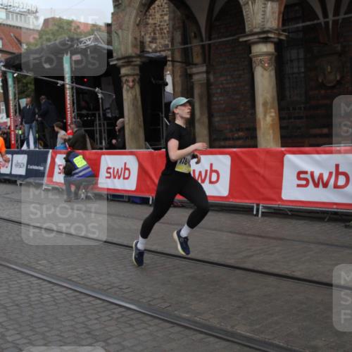 05.10.2025 - 20. swb-Marathon Bremen Yannick Fuchs http://msf.ph/oto/9316532 05.10.2025 10:44:17 Ziel 10044, 10348, 10816, 11645, 11648 meine-sportfotos.de