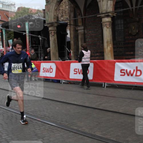 05.10.2025 - 20. swb-Marathon Bremen Yannick Fuchs http://msf.ph/oto/9316534 05.10.2025 10:44:20 Ziel 10044, 10816, 11659 meine-sportfotos.de