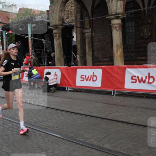 05.10.2025 - 20. swb-Marathon Bremen Yannick Fuchs http://msf.ph/oto/9316538 05.10.2025 10:44:29 Ziel 9361, 10505, 10666 meine-sportfotos.de