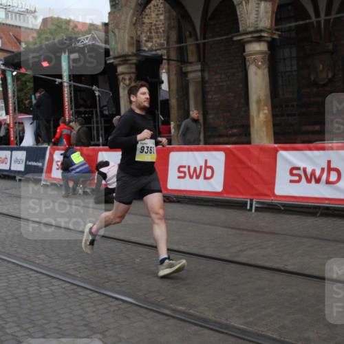 05.10.2025 - 20. swb-Marathon Bremen Yannick Fuchs http://msf.ph/oto/9316539 05.10.2025 10:44:31 Ziel 9361, 10505 meine-sportfotos.de