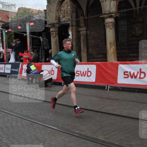 05.10.2025 - 20. swb-Marathon Bremen Yannick Fuchs http://msf.ph/oto/9316542 05.10.2025 10:44:43 Ziel 10092, 10554, 11666, 11714 meine-sportfotos.de