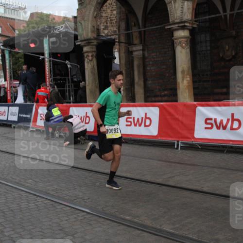 05.10.2025 - 20. swb-Marathon Bremen Yannick Fuchs http://msf.ph/oto/9316545 05.10.2025 10:44:48 Ziel 9878, 10092, 10306, 11714 meine-sportfotos.de