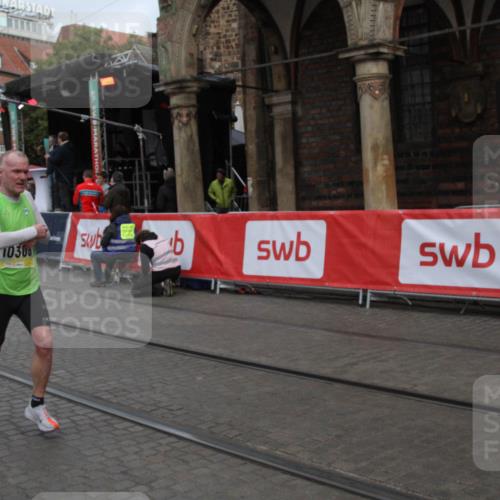 05.10.2025 - 20. swb-Marathon Bremen Yannick Fuchs http://msf.ph/oto/9316546 05.10.2025 10:44:50 Ziel 9878, 10306 meine-sportfotos.de