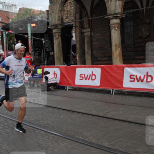 05.10.2025 - 20. swb-Marathon Bremen Yannick Fuchs http://msf.ph/oto/9316547 05.10.2025 10:44:52 Ziel 9878 meine-sportfotos.de