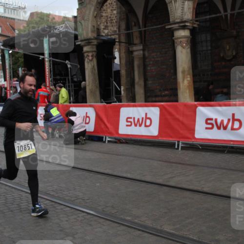 05.10.2025 - 20. swb-Marathon Bremen Yannick Fuchs http://msf.ph/oto/9316548 05.10.2025 10:45:02 Ziel 9590, 9678, 10568, 10633, 10851, 11362 meine-sportfotos.de