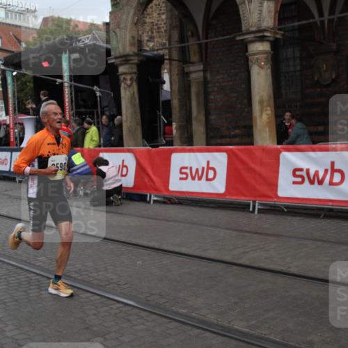 05.10.2025 - 20. swb-Marathon Bremen Yannick Fuchs http://msf.ph/oto/9316550 05.10.2025 10:45:04 Ziel 9202, 9590, 9678, 11362 meine-sportfotos.de