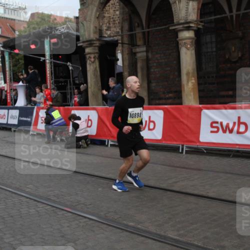 05.10.2025 - 20. swb-Marathon Bremen Yannick Fuchs http://msf.ph/oto/9316558 05.10.2025 10:45:22 Ziel 9290, 9963, 10634, 10898 meine-sportfotos.de