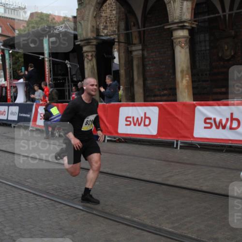05.10.2025 - 20. swb-Marathon Bremen Yannick Fuchs http://msf.ph/oto/9316559 05.10.2025 10:45:23 Ziel 9290, 9396, 9885, 9963, 10634, 10898 meine-sportfotos.de