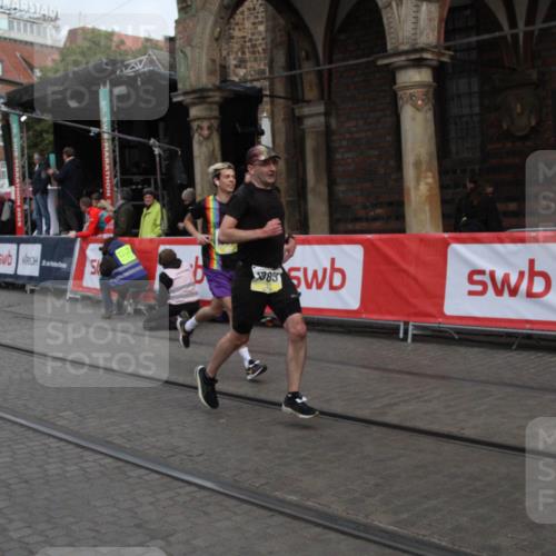 05.10.2025 - 20. swb-Marathon Bremen Yannick Fuchs http://msf.ph/oto/9316578 05.10.2025 10:45:52 Ziel 9960, 10350, 10823 meine-sportfotos.de