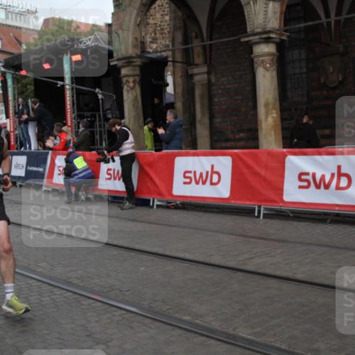05.10.2025 - 20. swb-Marathon Bremen Yannick Fuchs http://msf.ph/oto/9316581 05.10.2025 10:45:59 Ziel 9285, 9397, 9876, 10773, 11617 meine-sportfotos.de