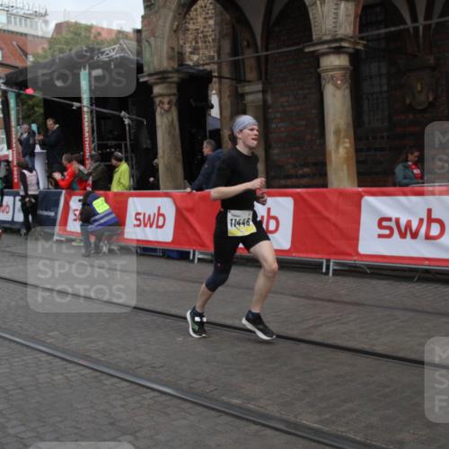 05.10.2025 - 20. swb-Marathon Bremen Yannick Fuchs http://msf.ph/oto/9316591 05.10.2025 10:46:16 Ziel 9351, 9362, 11446 meine-sportfotos.de