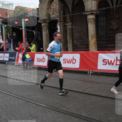 05.10.2025 - 20. swb-Marathon Bremen Yannick Fuchs http://msf.ph/oto/9316605 05.10.2025 10:46:48 Ziel 10277, 10411, 11327 meine-sportfotos.de