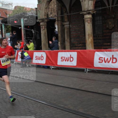05.10.2025 - 20. swb-Marathon Bremen Yannick Fuchs http://msf.ph/oto/9316614 05.10.2025 10:47:15 Ziel 9411, 9546 meine-sportfotos.de
