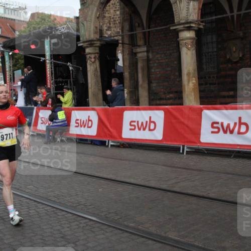 05.10.2025 - 20. swb-Marathon Bremen Yannick Fuchs http://msf.ph/oto/9316616 05.10.2025 10:47:21 Ziel 9670, 9711 meine-sportfotos.de
