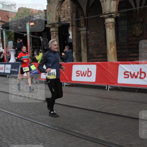 05.10.2025 - 20. swb-Marathon Bremen Yannick Fuchs http://msf.ph/oto/9316623 05.10.2025 10:47:33 Ziel 9244, 10319, 10951, 11742 meine-sportfotos.de