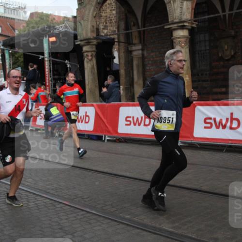 05.10.2025 - 20. swb-Marathon Bremen Yannick Fuchs http://msf.ph/oto/9316624 05.10.2025 10:47:33 Ziel 9244, 10319, 10951, 11742 meine-sportfotos.de
