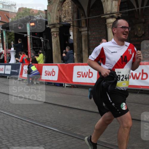 05.10.2025 - 20. swb-Marathon Bremen Yannick Fuchs http://msf.ph/oto/9316625 05.10.2025 10:47:34 Ziel 9244, 9924, 10319, 10951 meine-sportfotos.de