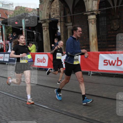 05.10.2025 - 20. swb-Marathon Bremen Yannick Fuchs http://msf.ph/oto/9316630 05.10.2025 10:47:43 Ziel 9377, 10073, 10676, 10850, 10875, 10947, 11330, 11409, 11708 meine-sportfotos.de
