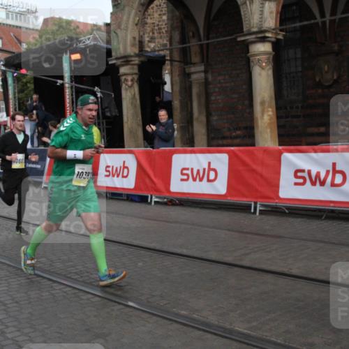 05.10.2025 - 20. swb-Marathon Bremen Yannick Fuchs http://msf.ph/oto/9316635 05.10.2025 10:47:52 Ziel 10382, 10601, 10929 meine-sportfotos.de