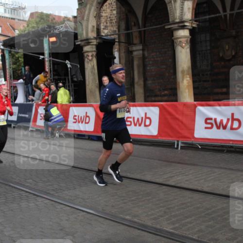 05.10.2025 - 20. swb-Marathon Bremen Yannick Fuchs http://msf.ph/oto/9316643 05.10.2025 10:48:04 Ziel 9240, 10266, 11187 meine-sportfotos.de