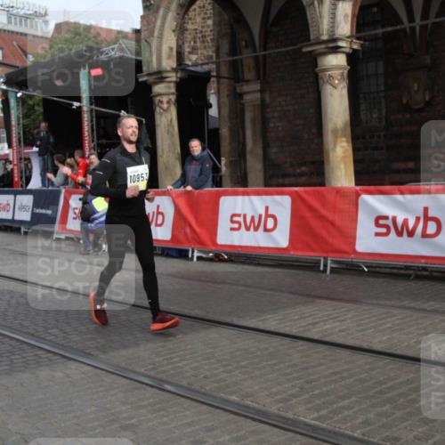 05.10.2025 - 20. swb-Marathon Bremen Yannick Fuchs http://msf.ph/oto/9316654 05.10.2025 10:48:18 Ziel 9293, 9641, 9706, 10931, 10953, 11561, 11637 meine-sportfotos.de