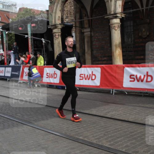 05.10.2025 - 20. swb-Marathon Bremen Yannick Fuchs http://msf.ph/oto/9316655 05.10.2025 10:48:18 Ziel 9293, 9641, 9706, 10931, 10953, 11561, 11637 meine-sportfotos.de