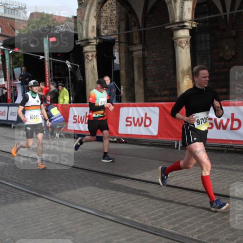 05.10.2025 - 20. swb-Marathon Bremen Yannick Fuchs http://msf.ph/oto/9316657 05.10.2025 10:48:21 Ziel 9293, 9641, 9706, 10931, 11119, 11292, 11561, 11637 meine-sportfotos.de
