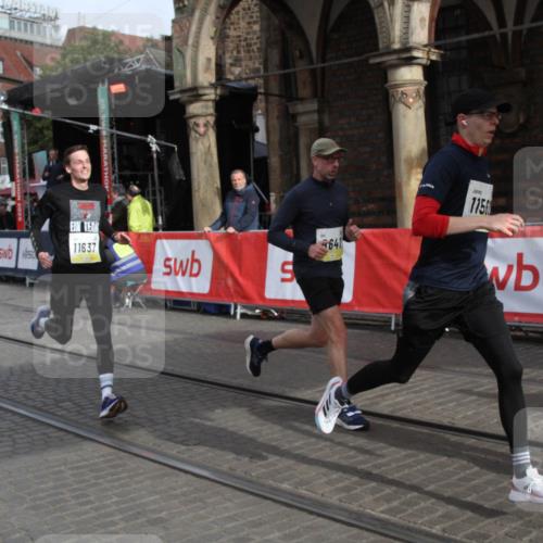 05.10.2025 - 20. swb-Marathon Bremen Yannick Fuchs http://msf.ph/oto/9316661 05.10.2025 10:48:23 Ziel 9223, 9293, 9404, 9641, 10931, 11119, 11292, 11561, 11637 meine-sportfotos.de