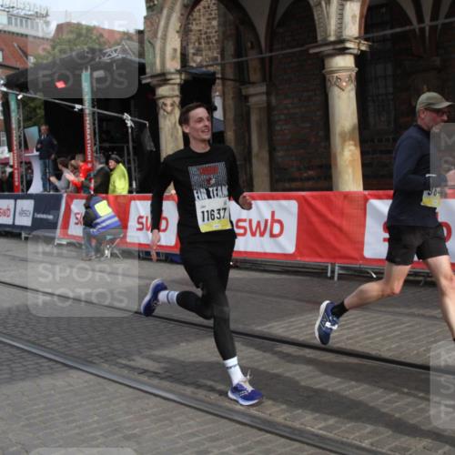 05.10.2025 - 20. swb-Marathon Bremen Yannick Fuchs http://msf.ph/oto/9316662 05.10.2025 10:48:23 Ziel 9223, 9293, 9404, 9641, 10931, 11119, 11292, 11561, 11637 meine-sportfotos.de