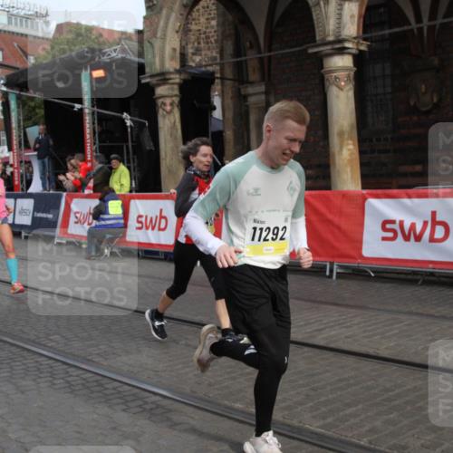 05.10.2025 - 20. swb-Marathon Bremen Yannick Fuchs http://msf.ph/oto/9316666 05.10.2025 10:48:27 Ziel 8787, 9223, 9404, 9665, 9704, 9810, 9958, 10109, 10211, 11292 meine-sportfotos.de