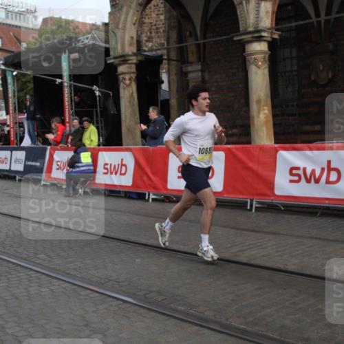 05.10.2025 - 20. swb-Marathon Bremen Yannick Fuchs http://msf.ph/oto/9316676 05.10.2025 10:48:34 Ziel 9298, 9385, 9437, 9478, 10131, 10177, 10685, 11005, 11357, 11505 meine-sportfotos.de