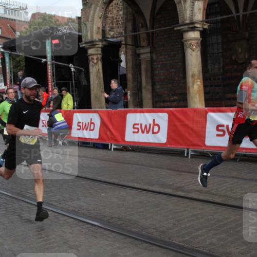 05.10.2025 - 20. swb-Marathon Bremen Yannick Fuchs http://msf.ph/oto/9316681 05.10.2025 10:48:37 Ziel 9385, 9406, 9437, 9478, 10177, 11505 meine-sportfotos.de