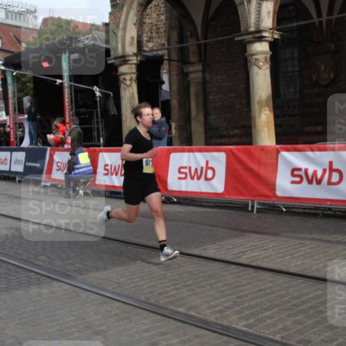 05.10.2025 - 20. swb-Marathon Bremen Yannick Fuchs http://msf.ph/oto/9316688 05.10.2025 10:48:49 Ziel 9261, 9482, 9729, 10799 meine-sportfotos.de