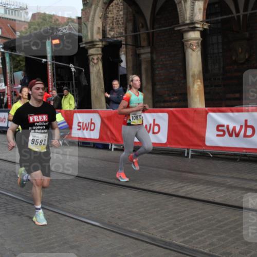 05.10.2025 - 20. swb-Marathon Bremen Yannick Fuchs http://msf.ph/oto/9316695 05.10.2025 10:49:01 Ziel 9255, 9583, 10877, 10973, 11248 meine-sportfotos.de