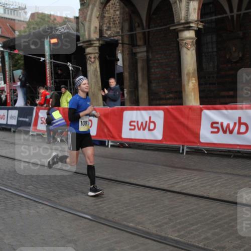 05.10.2025 - 20. swb-Marathon Bremen Yannick Fuchs http://msf.ph/oto/9316698 05.10.2025 10:49:05 Ziel 9216, 9317, 10733, 10973 meine-sportfotos.de