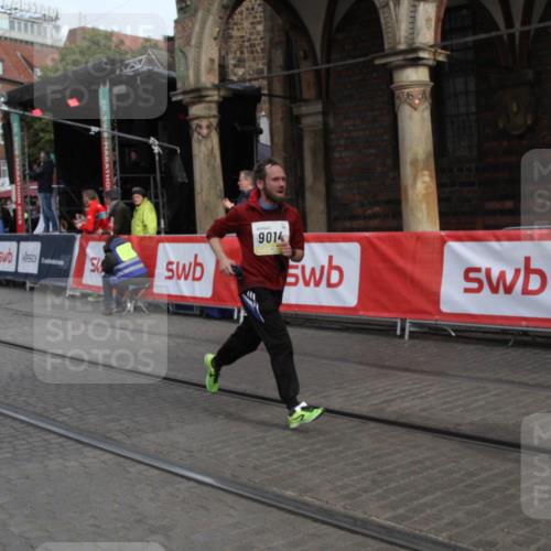 05.10.2025 - 20. swb-Marathon Bremen Yannick Fuchs http://msf.ph/oto/9316703 05.10.2025 10:49:11 Ziel 7202, 9014, 9556, 10449, 11673, 11695 meine-sportfotos.de
